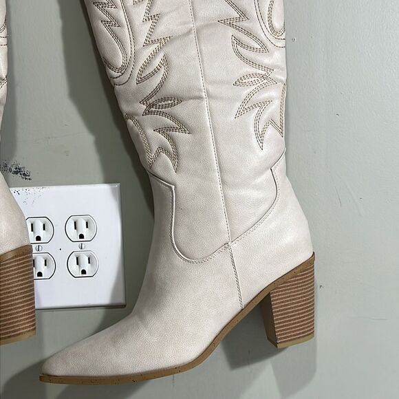 Sexy Size 12 High Heeled Western Boots. Off White/Bone Color. - Picture 8 of 11